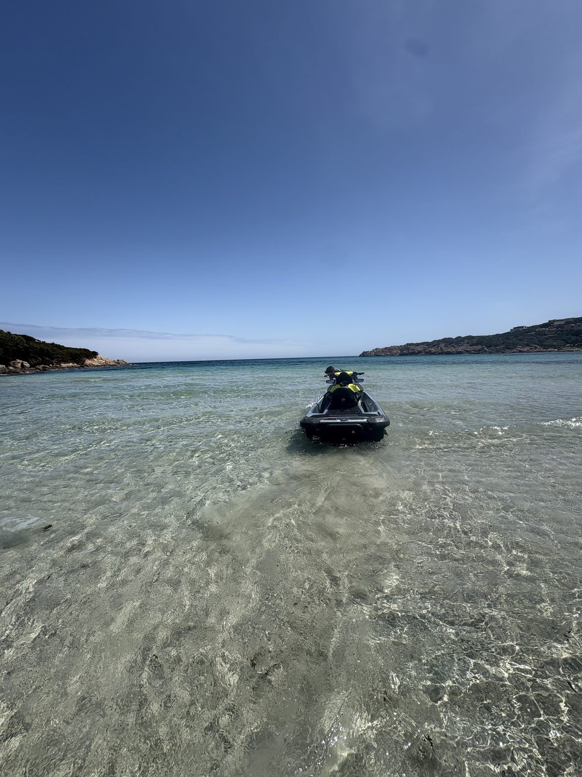 Cala nascosta raggiunta in moto d'acqua
